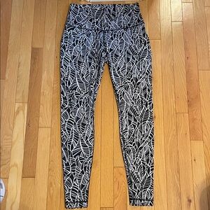 Lululemon wunder under black and white leaf print legginsg